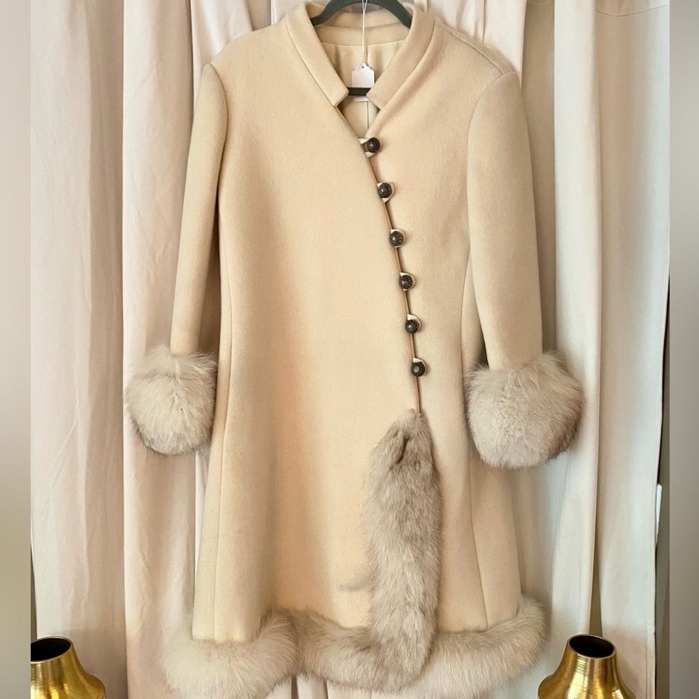 Vintage Cream Wool Coat with Genuine Fox Fur Trim – Timeless Elegance